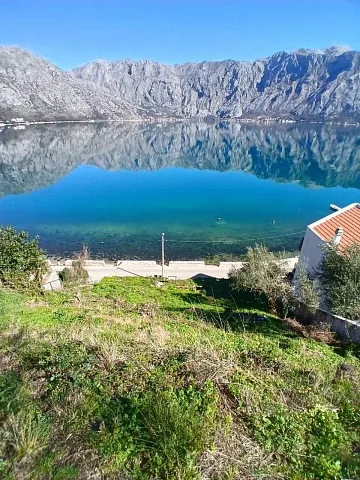 Zum Verkauf: Baugrundstück in erster Meereslinie in Stoliv, Kotor – 2.200 m²